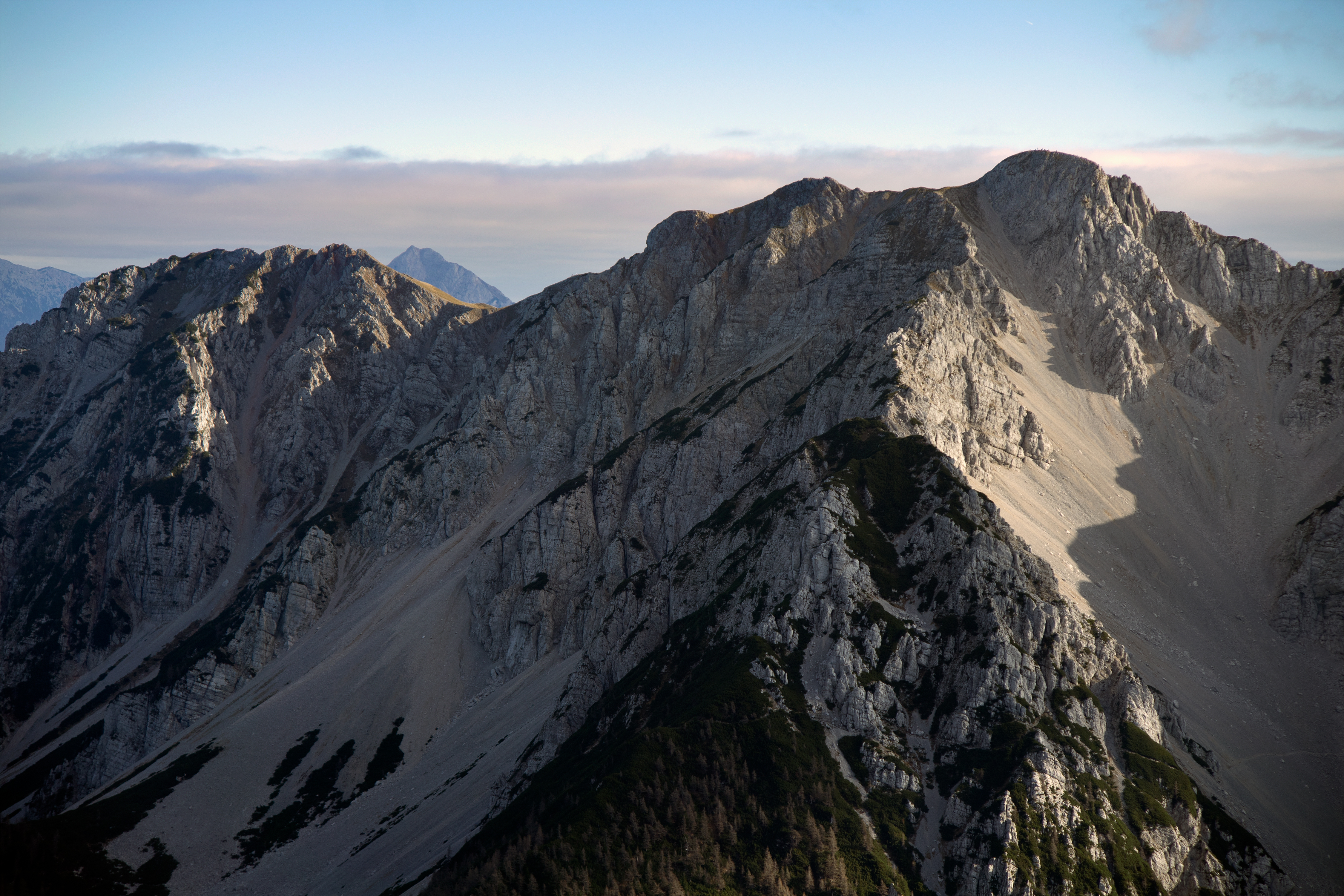 A beatiful mountain image with a blue sky and gray landscapes, Creative Commons